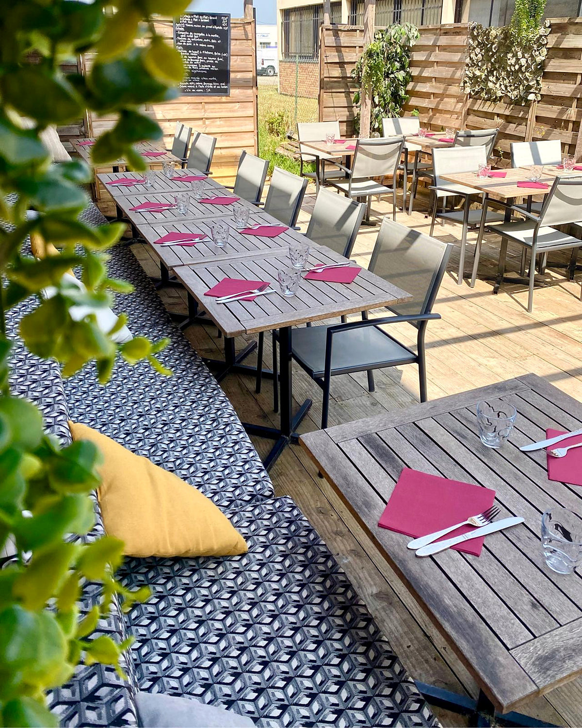 La terrasse du 15 Lounge à Mérignac, tables dressées