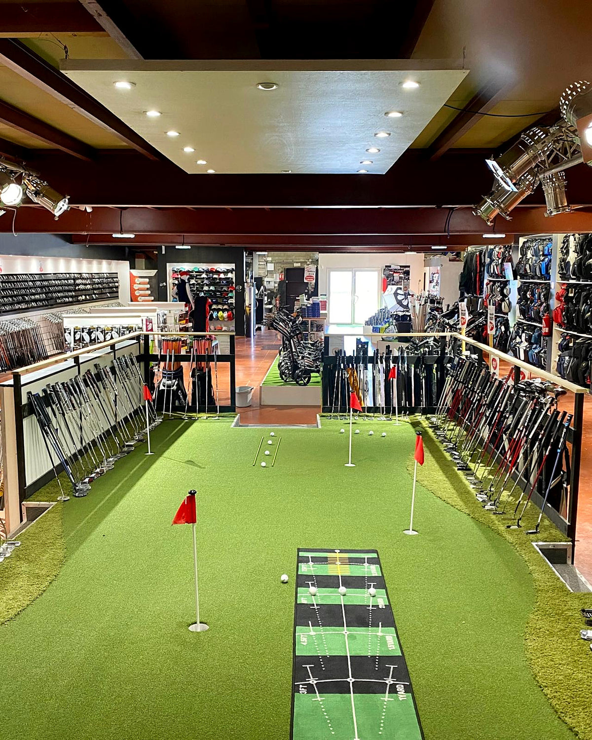 Le magasin PAR4 Golf Bordeaux à Mérignac et son putting green intérieur