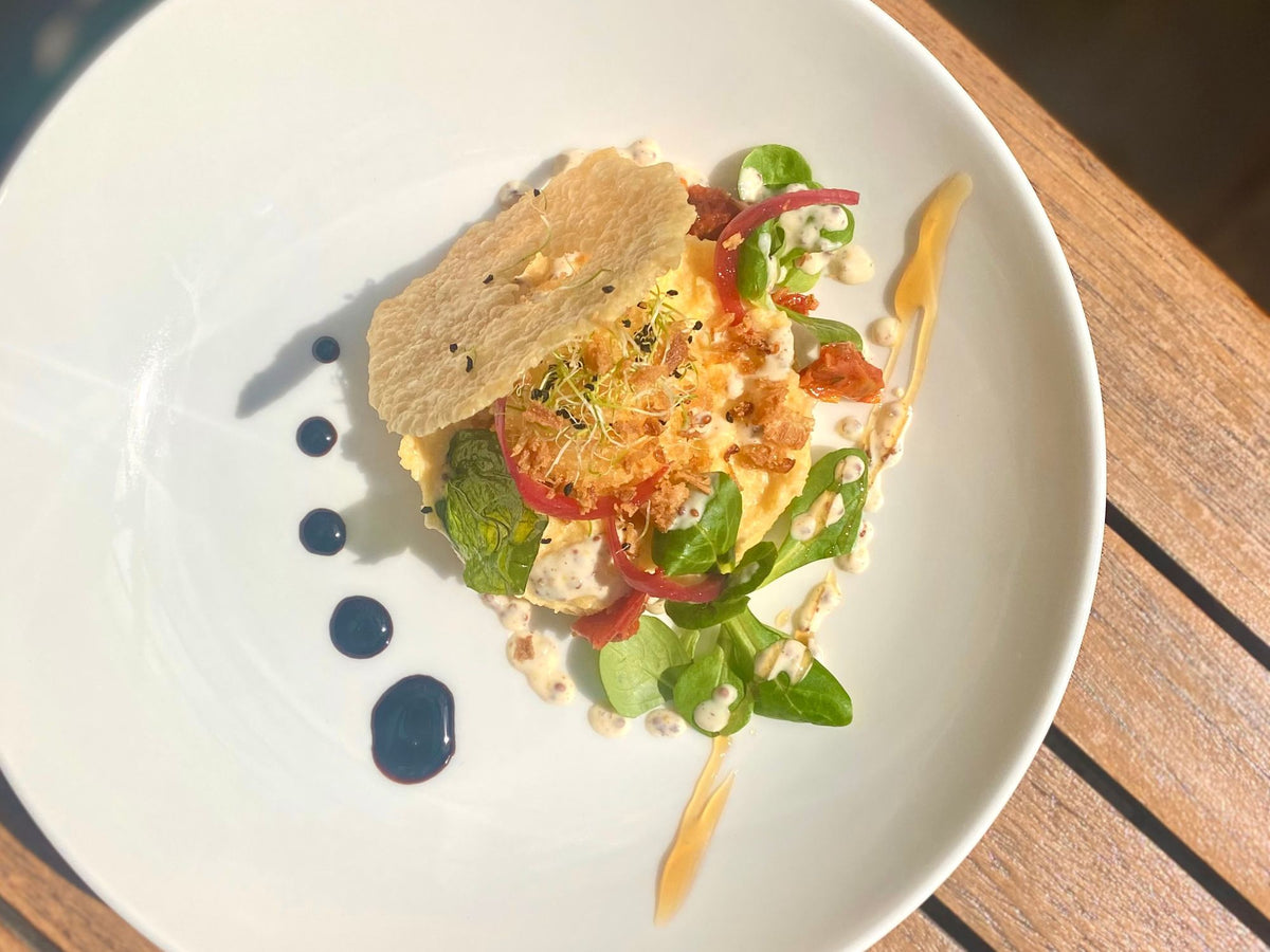 Assiette dressée avec tuile croustillante et jeunes pousses
