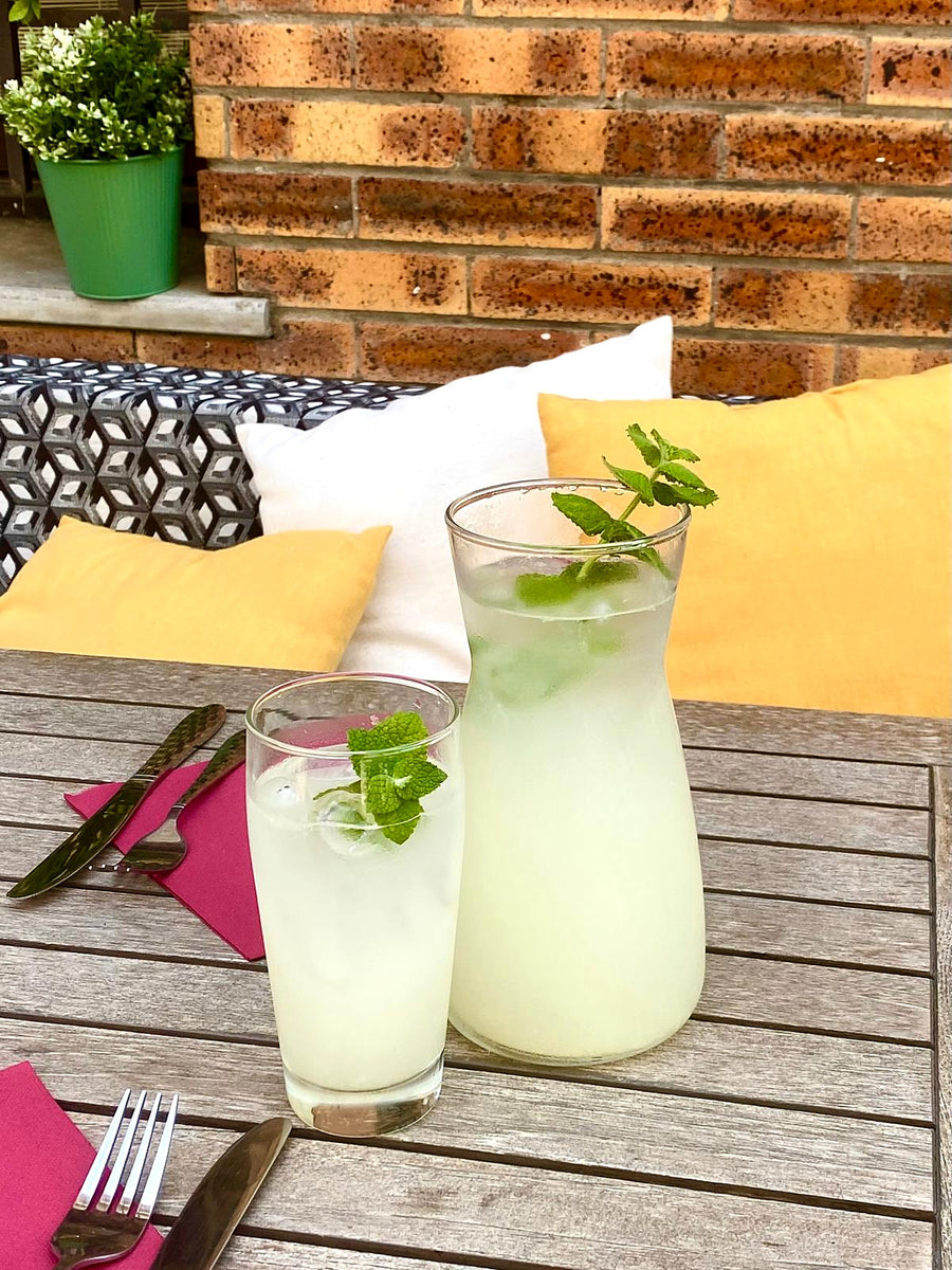 Citronnade à la menthe servie sur la terrasse du 15 Lounge