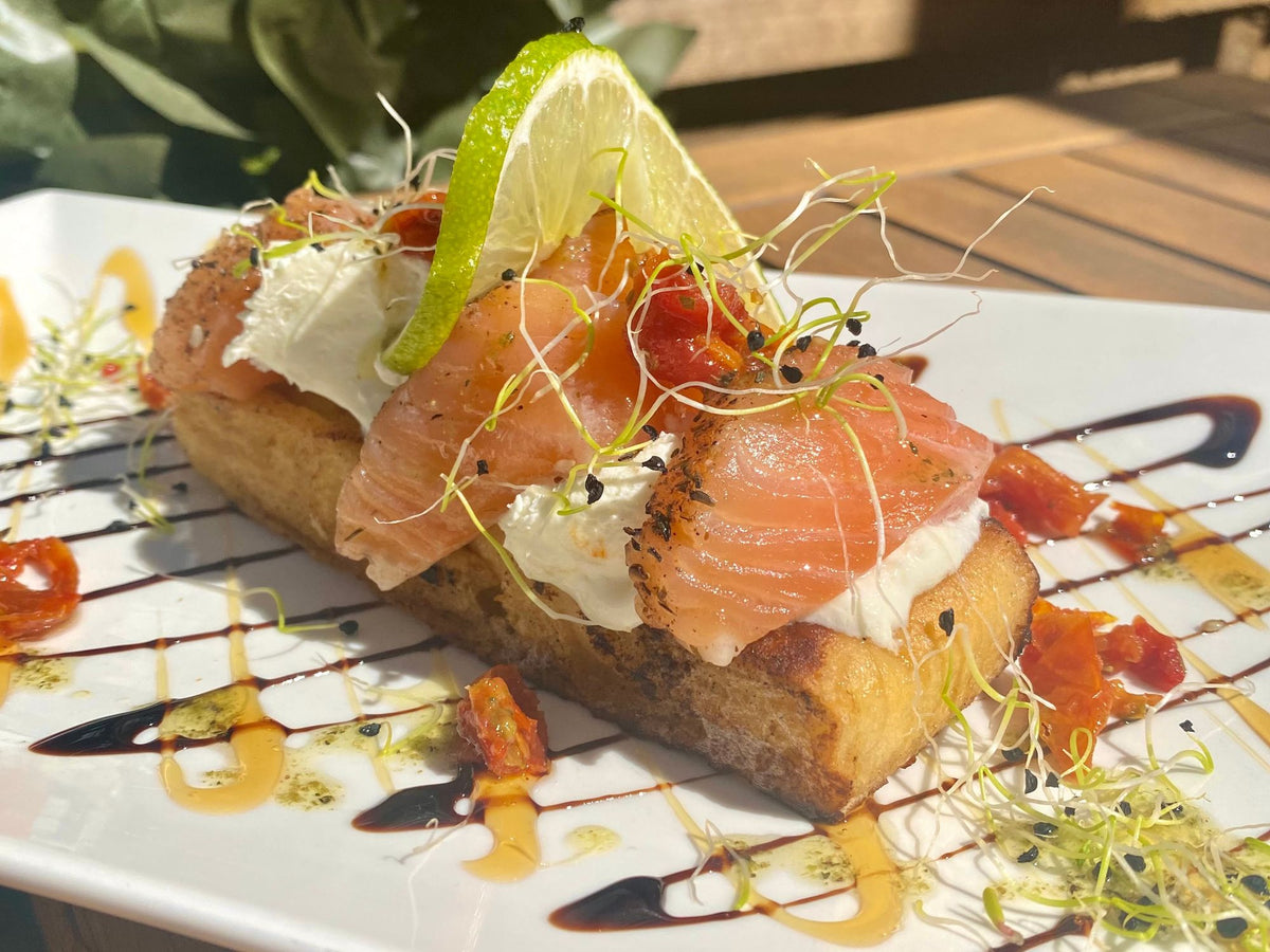 Tartine au saumon, crème et jeunes pousses