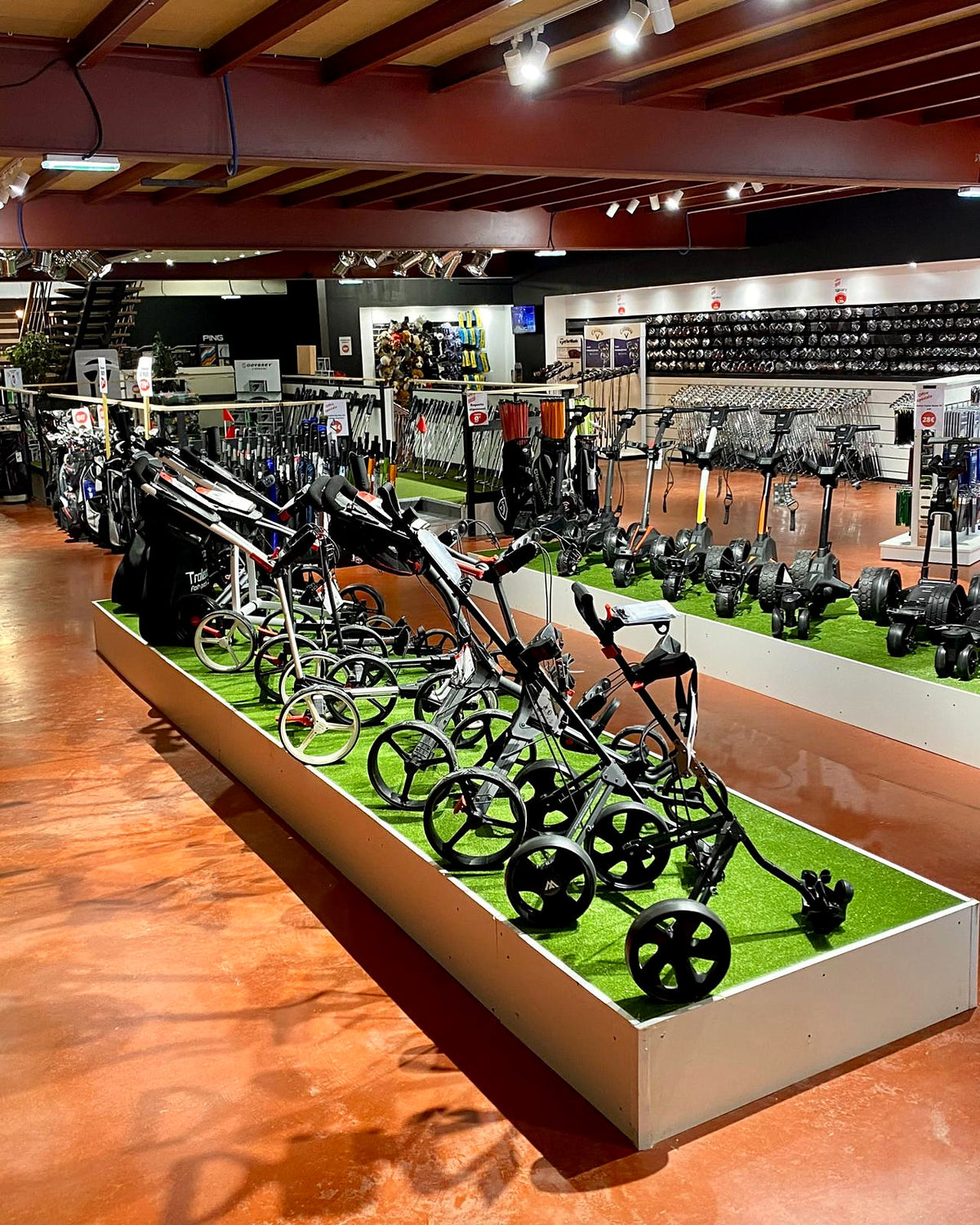 L'espace chariots du magasin PAR4 Golf Bordeaux